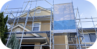 足場が組まれた住宅