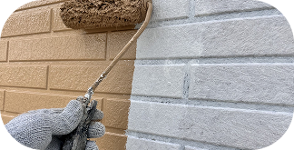 外壁を塗装する作業