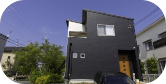 外壁を塗装する作業