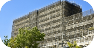 足場が組まれた住宅