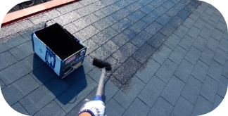 外壁を塗装する作業